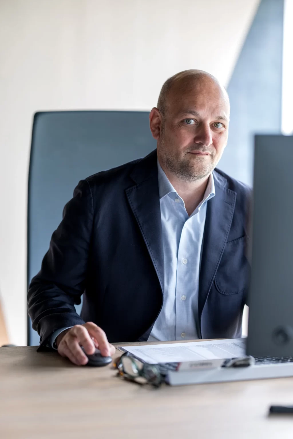 Alexandre Roussille, dirigeant du cabinet Roussille Assurances, à son bureau