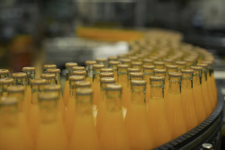 Bouteilles de jus sur une ligne d'embouteillage