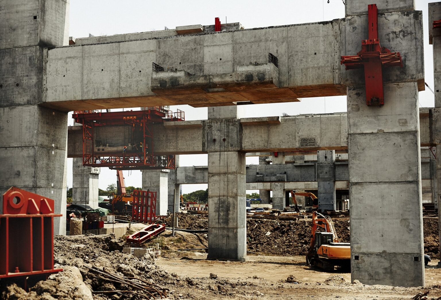 Structure en béton armé sur un chantier, assurance tous risques chantier