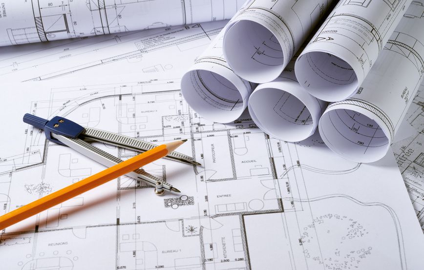 Plans d'architecte et compas, assurance dommages-ouvrage et construction