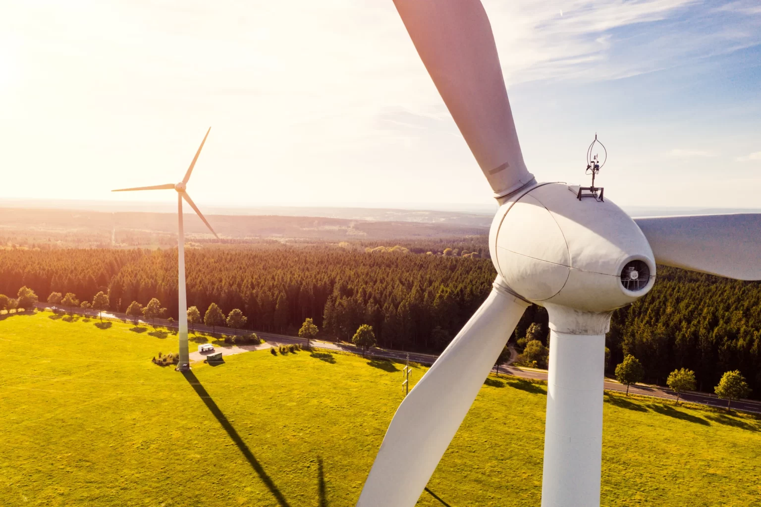 Nacelle et pales d'éolienne au-dessus d'un champ