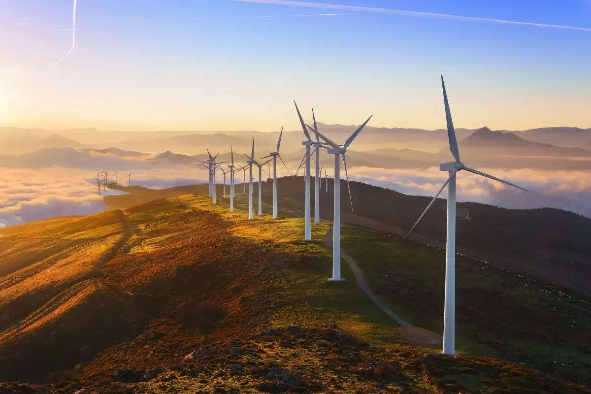 Parc éolien sur une crête au lever du soleil