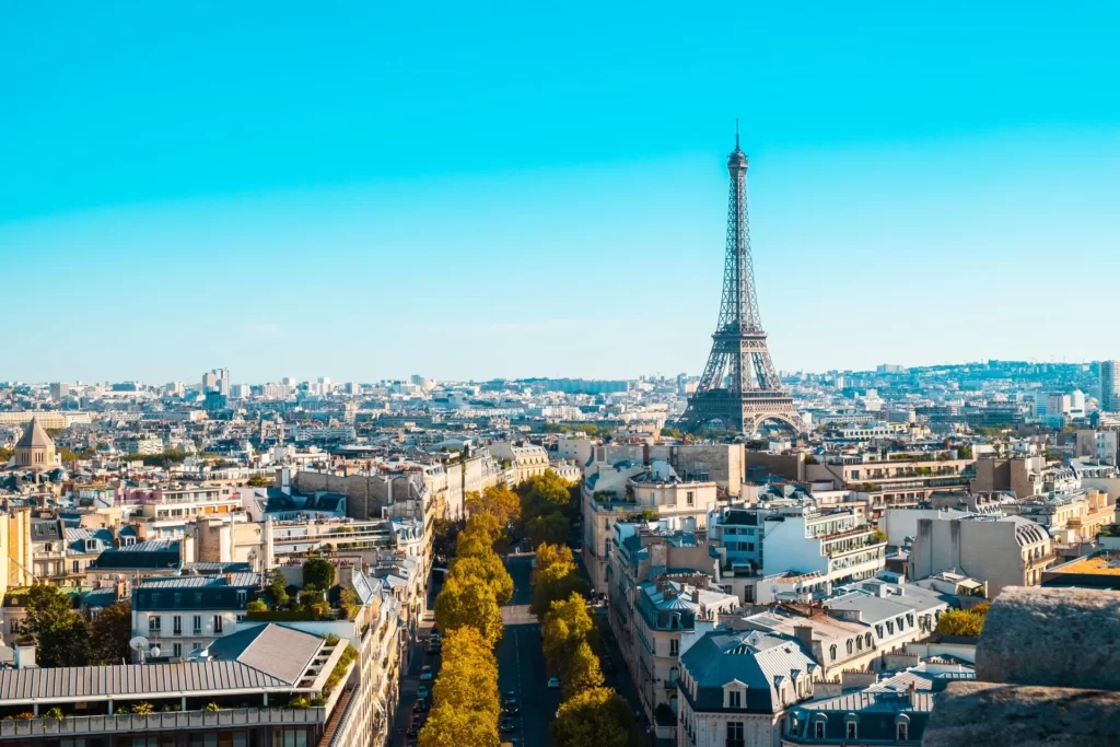 Vue des toits de Paris et de la tour Eiffel, implantation parisienne de Roussille Assurances