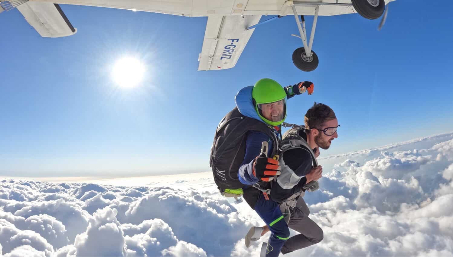 Saut en parachute en tandem au-dessus des nuages, assurance parachutisme