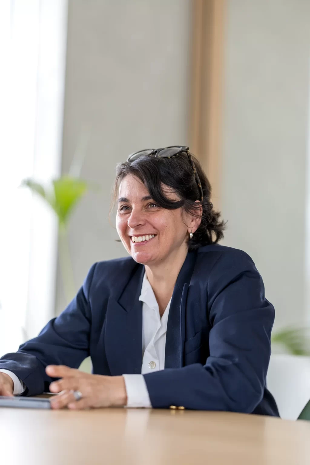 Christelle Ucay, du cabinet Roussille Assurances, à l’écoute d’un client en rendez-vous